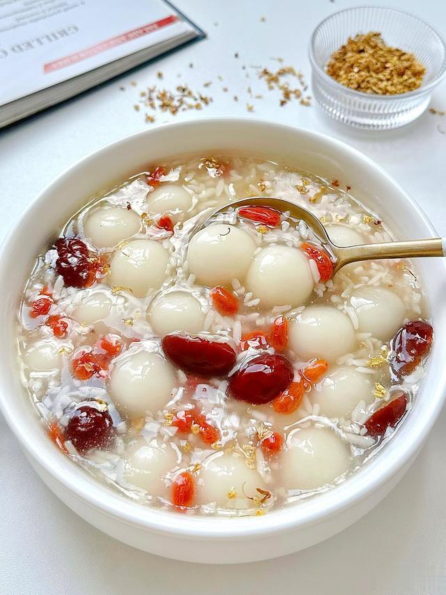 女人不要太节俭，有条件常吃这8样，皮肤光滑气色好