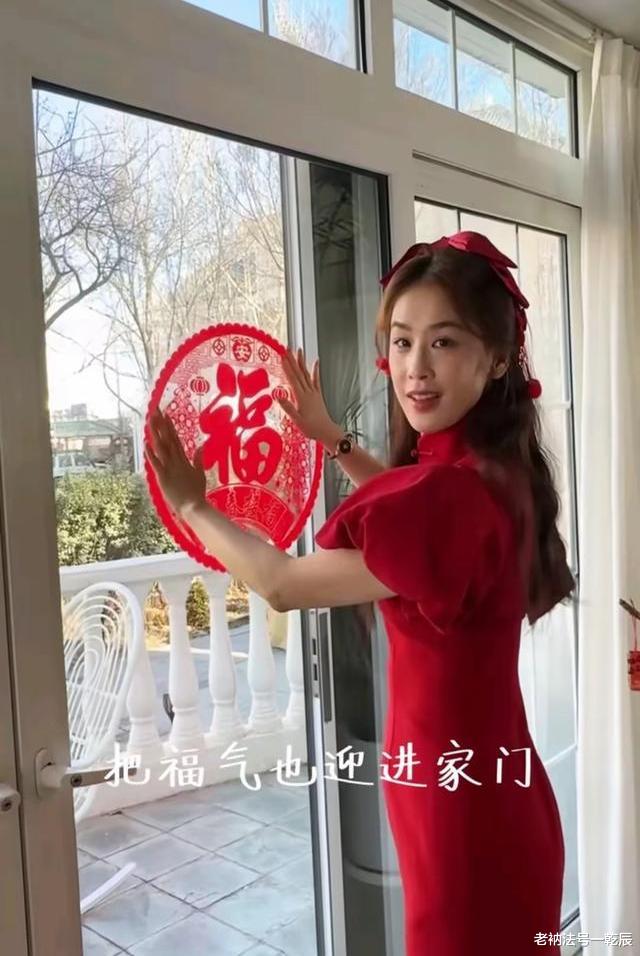 黄圣依回到杨子豪宅，写对联贴窗花好喜庆，41岁穿旗袍身材似少女！