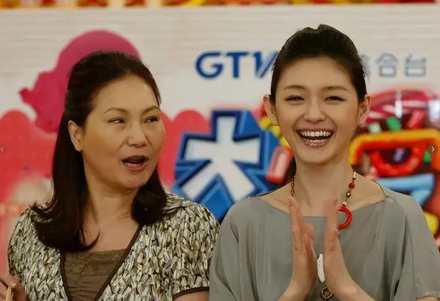 S妈连发4条动态悼念女儿,头像大笑情歌循环,连累小S一起被炮轰