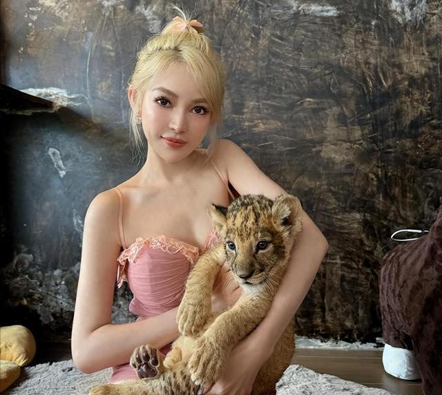 事实证明，奢靡依旧的郭美美，早已和金主男友走上了另一条大道