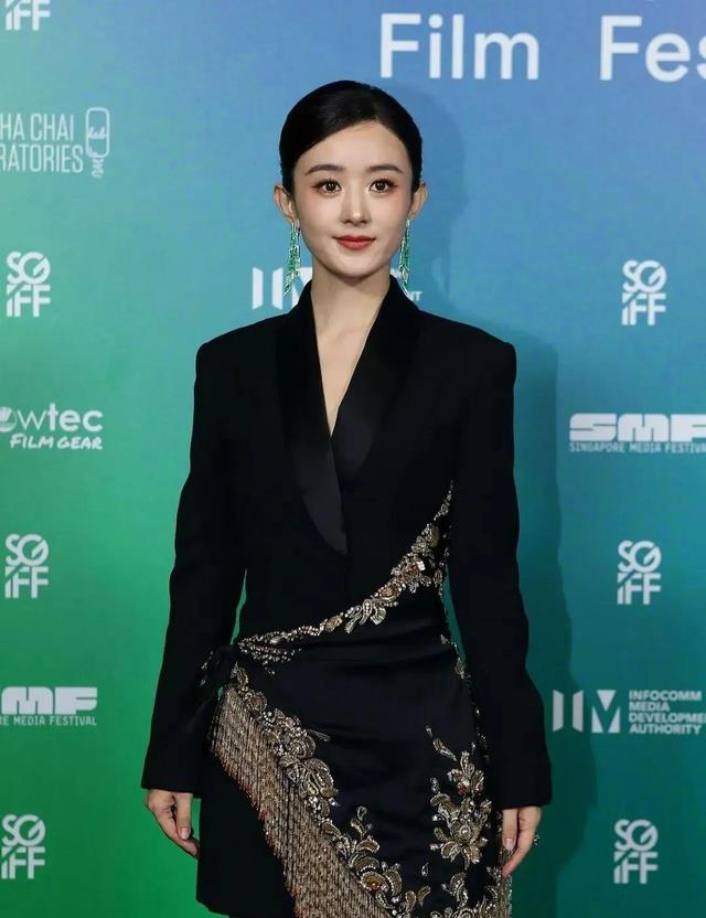 赵丽颖回老家过新年，她头发又剪短了，戴着奶奶帽子自拍好可爱