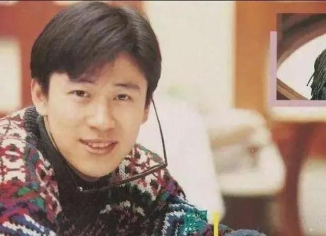 56岁解晓东罕见现身养老院,昔日巨星如今穿着邋遢,手提布袋落差大