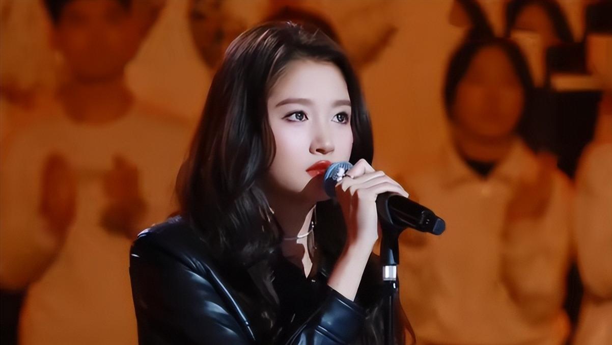 北京大妞关晓彤，唱功意外出圈，劳模周深舞台名场面持续霸榜官媒