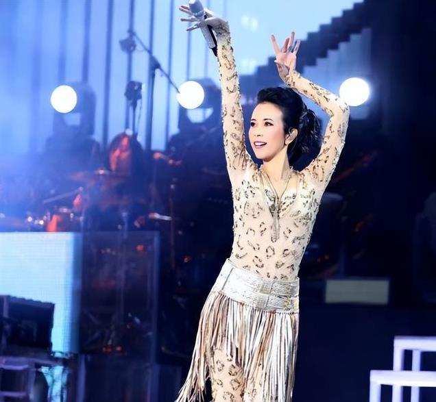 54岁莫文蔚近照被吐槽,龅牙吸睛,满脸沟壑,眼角皱纹藏不住