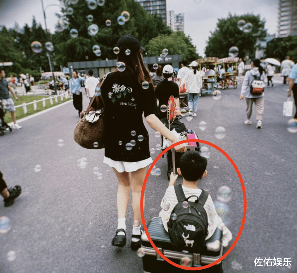 冯绍峰带儿子看舞台剧,5岁想想乖巧可爱,肉嘟嘟更像妈妈赵丽颖