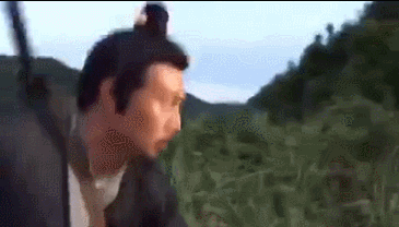 怪不得电视里只有上半身,镜头下移后,真相终究浮出水面!