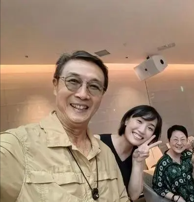 胡歌带妻女游日本,1岁半女儿肉乎乎首亮相,座驾是2.7万顶级婴儿车