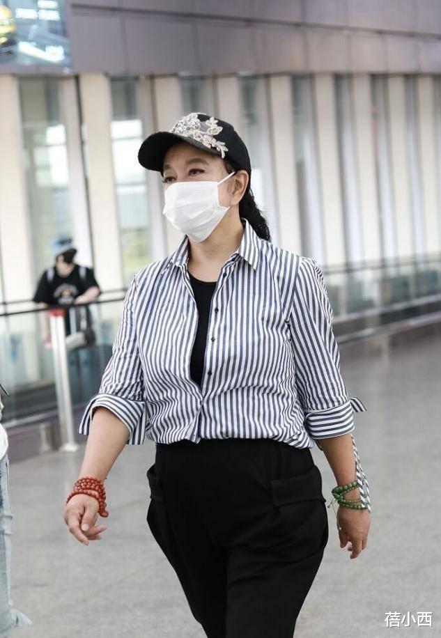 73岁刘晓庆换了微卷短发像整容,穿搭时尚状态回春,科技美真强大