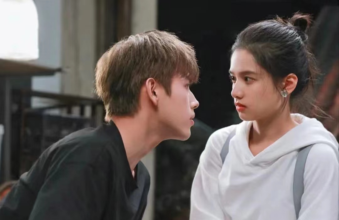 同样演胡一天“爱人”,34岁李一桐和30岁梁洁与25岁张婧仪对比,差异很明显