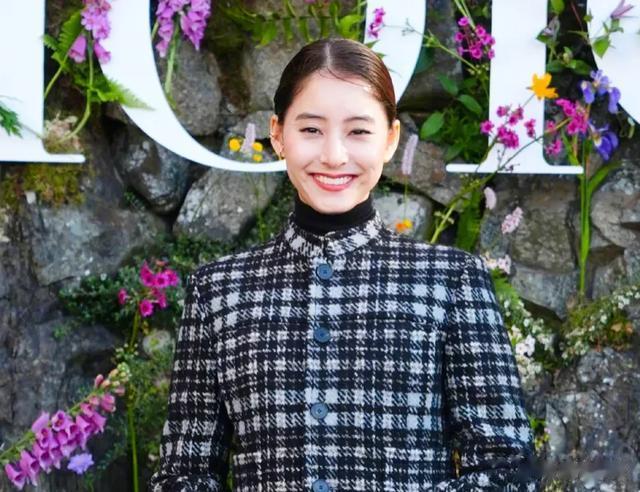 韩素希赢麻了,与新木优子同框,皮肤白皙显得对方好黑,轻松艳压