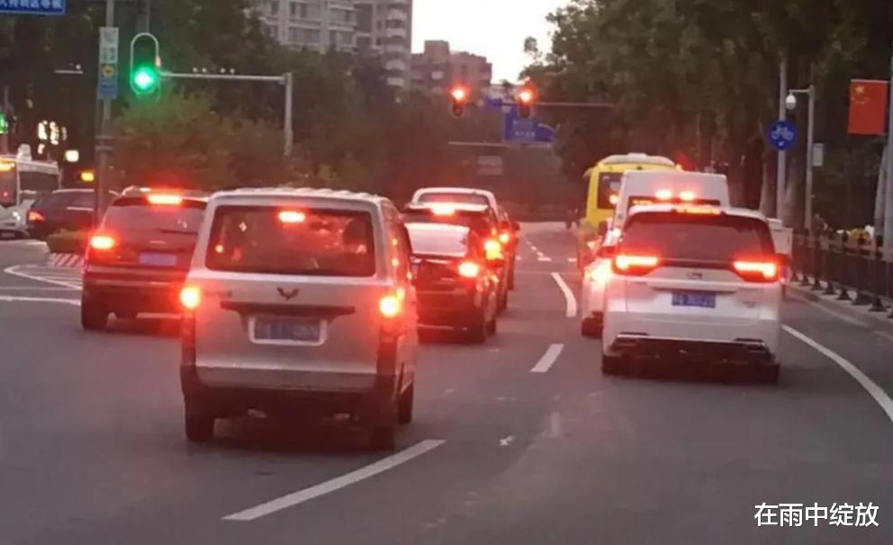 汽车大灯闪三下是什么意思？交警：这暗语都不懂，就别开夜车了