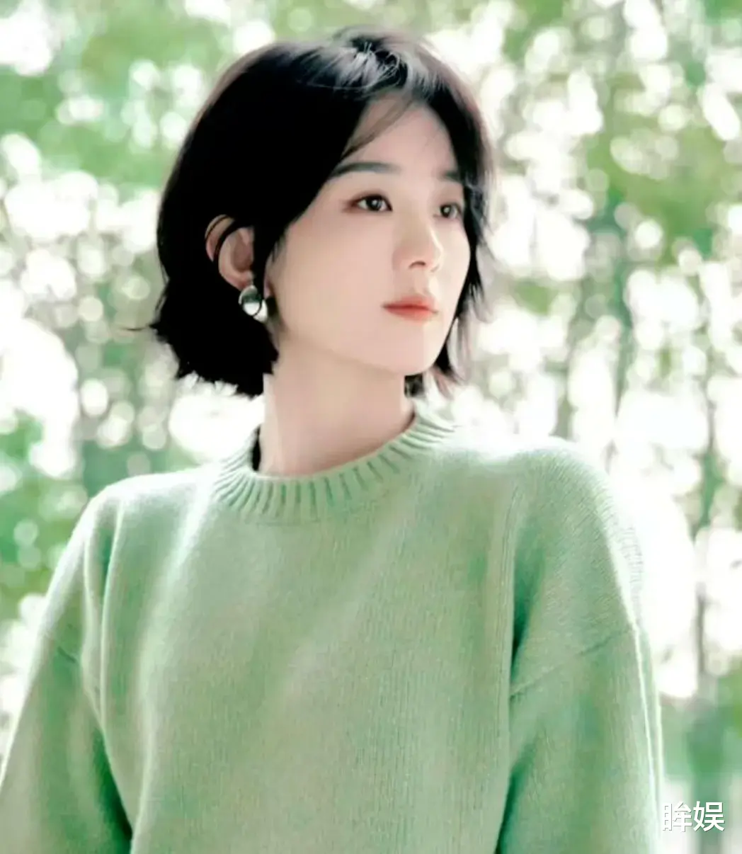 37岁赵丽颖新造型,浅绿毛衣搭配白色半腿袜,时尚又减龄看着像20岁