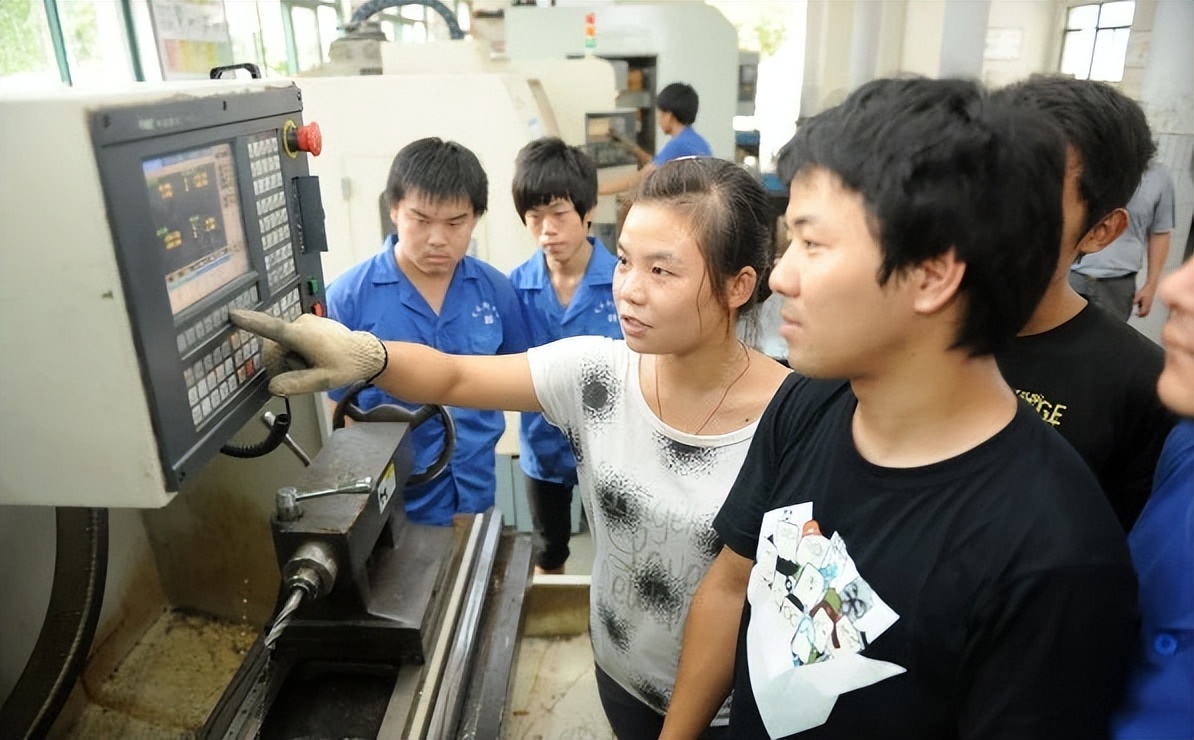 工厂员工嫌工资太少，集体逼宫老板让涨工资，老板一招看透人性