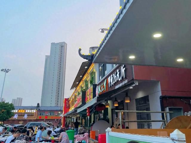 曝光武汉天价土菜馆,鱼烧的漆黑,大中午热死还排队,你说气人不