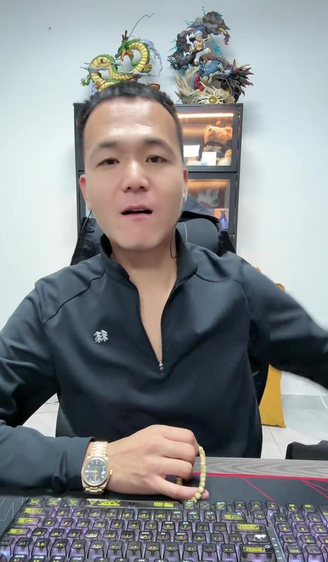 墙倒众人推！网红潘宏被曝踩儿子头合影，曾因故意伤害判刑一年