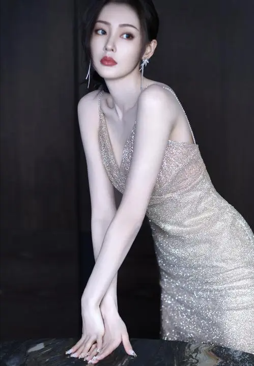 张天爱:身姿曼妙,颜倾天下,演绎之路星光熠熠