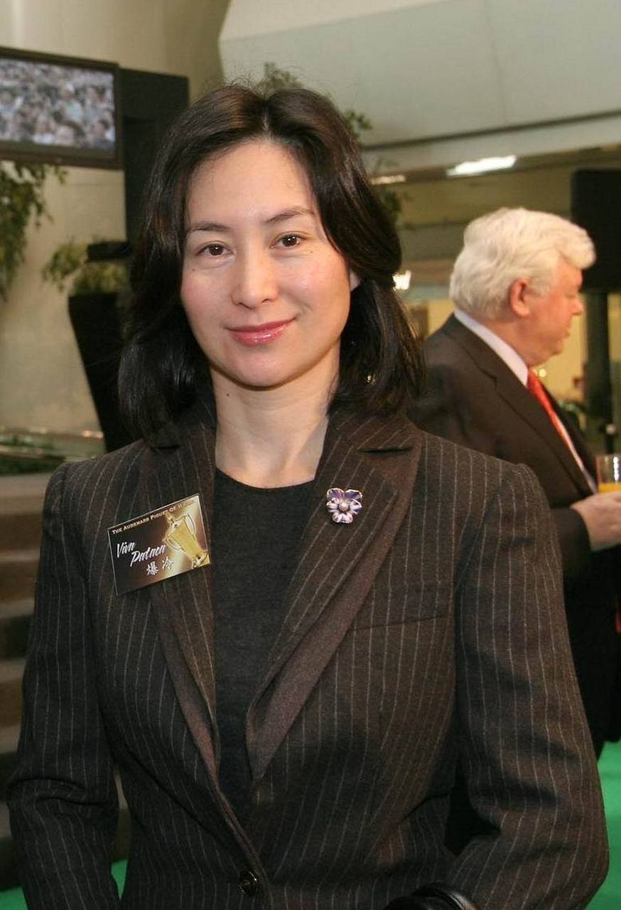 61岁何超琼低调过母亲节!与三个干女儿设家宴,无儿无女仍幸福