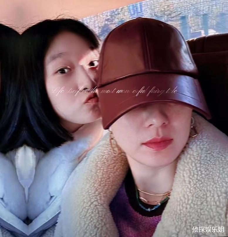 文章大女儿秀厨艺,爱马扎高马尾青春靓丽,戴三条项链超时髦