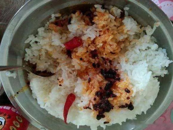 农民工花4元买米饭,吃完店家8元一瓶辣椒酱,被收十块称老板太黑