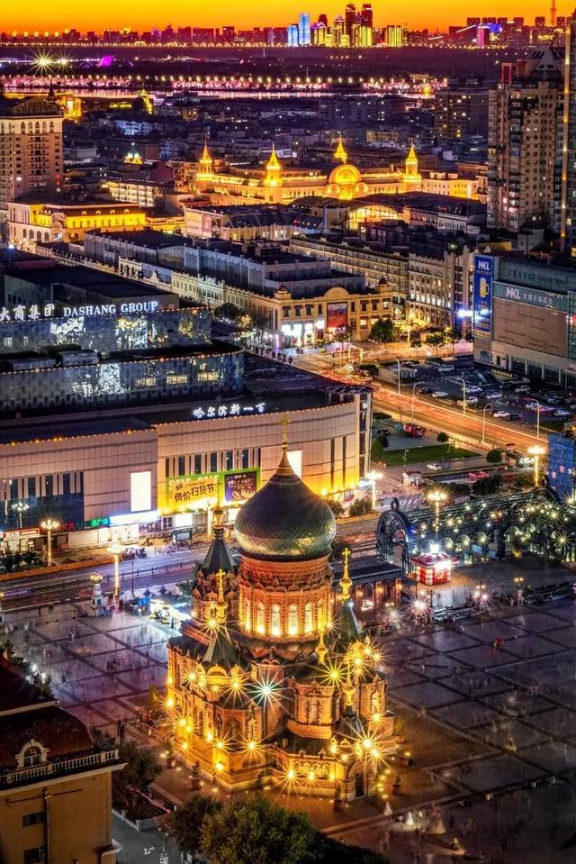 杨紫现身哈尔滨索菲亚教堂广场，引发现场热潮