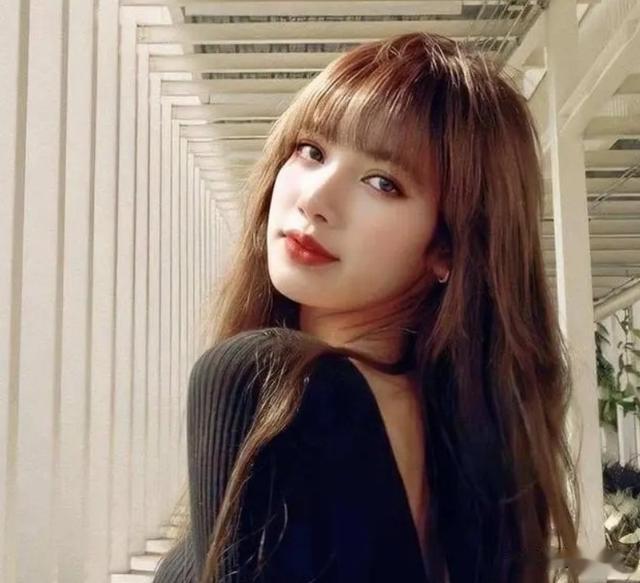 Lisa新歌压轴维密大秀,身披琉光金翅,时尚与音乐的完美结合!