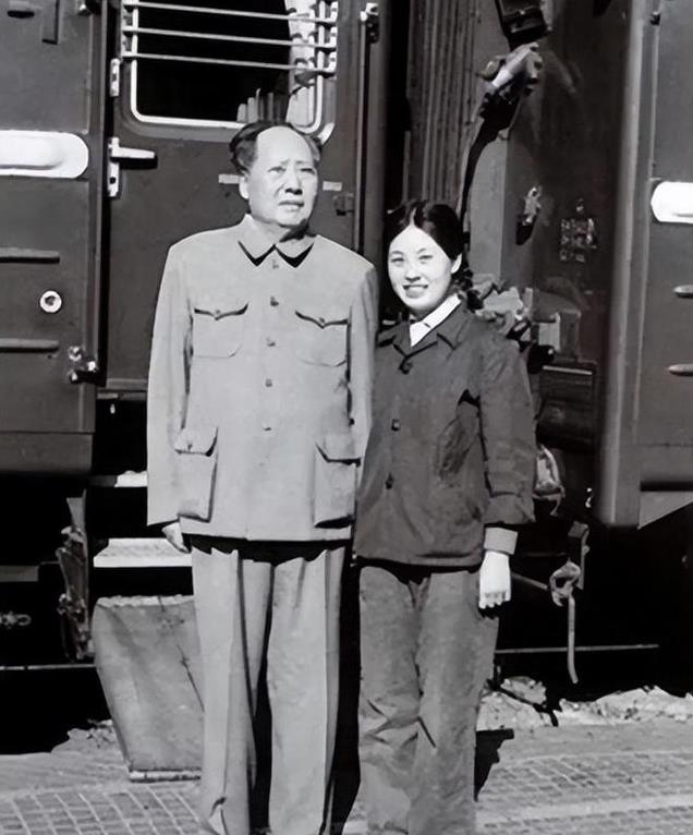 75年，张玉凤一家四口的合影，31岁的她，长相惊艳，气质出众！