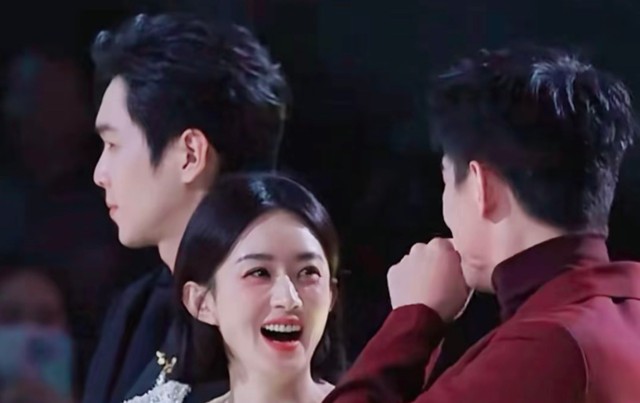 颁奖礼成“照妖镜”，内娱拜高踩低体现淋漓尽致，赵丽颖深受其害