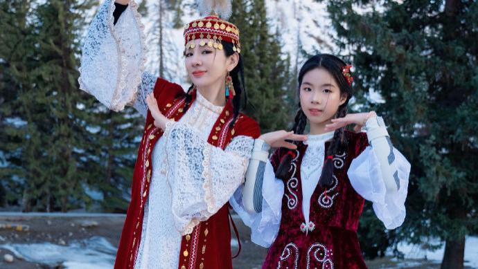 黄奕带女儿出游，11岁铛铛近照变化大好漂亮，身高猛蹿直追妈妈