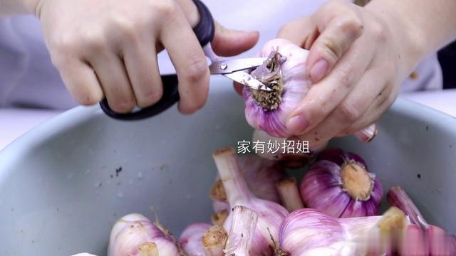 腌糖醋蒜时,蒜万不可直接放到醋中泡!多加1步,又香又脆