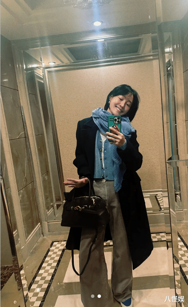 白百何自信晒素颜照，40岁皮肤好的连毛孔都没有，耳朵上纹身抢镜