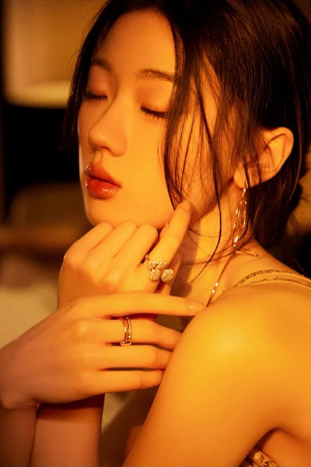 \璀璨新星·单依纯：以灵魂之声，绘就华语乐坛新篇章\