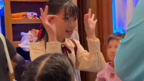 阿拉蕾香港迪士尼被偶遇，没小时候可爱变样了，被指长得又老又小