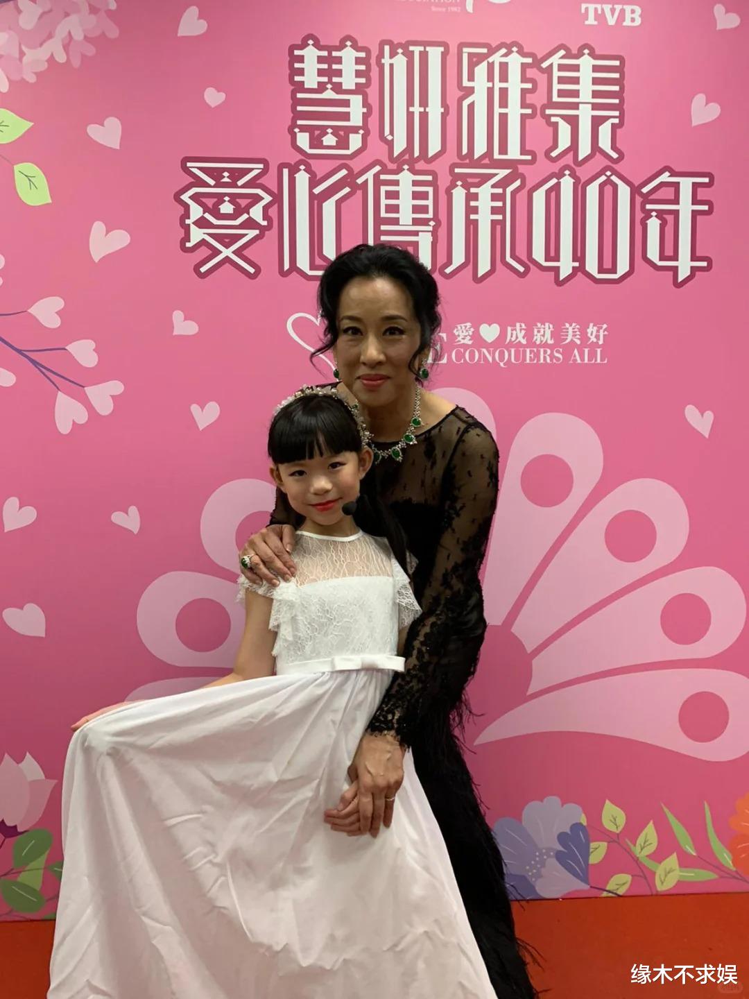 香港慈善晚宴：赵雅芝朱玲玲同框比美，霍启山有气质，大咖如云！