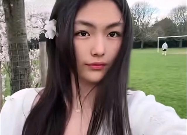 在商场偶遇李湘和王诗龄,母女俩一人手拎着一个爱马仕包包去逛LV