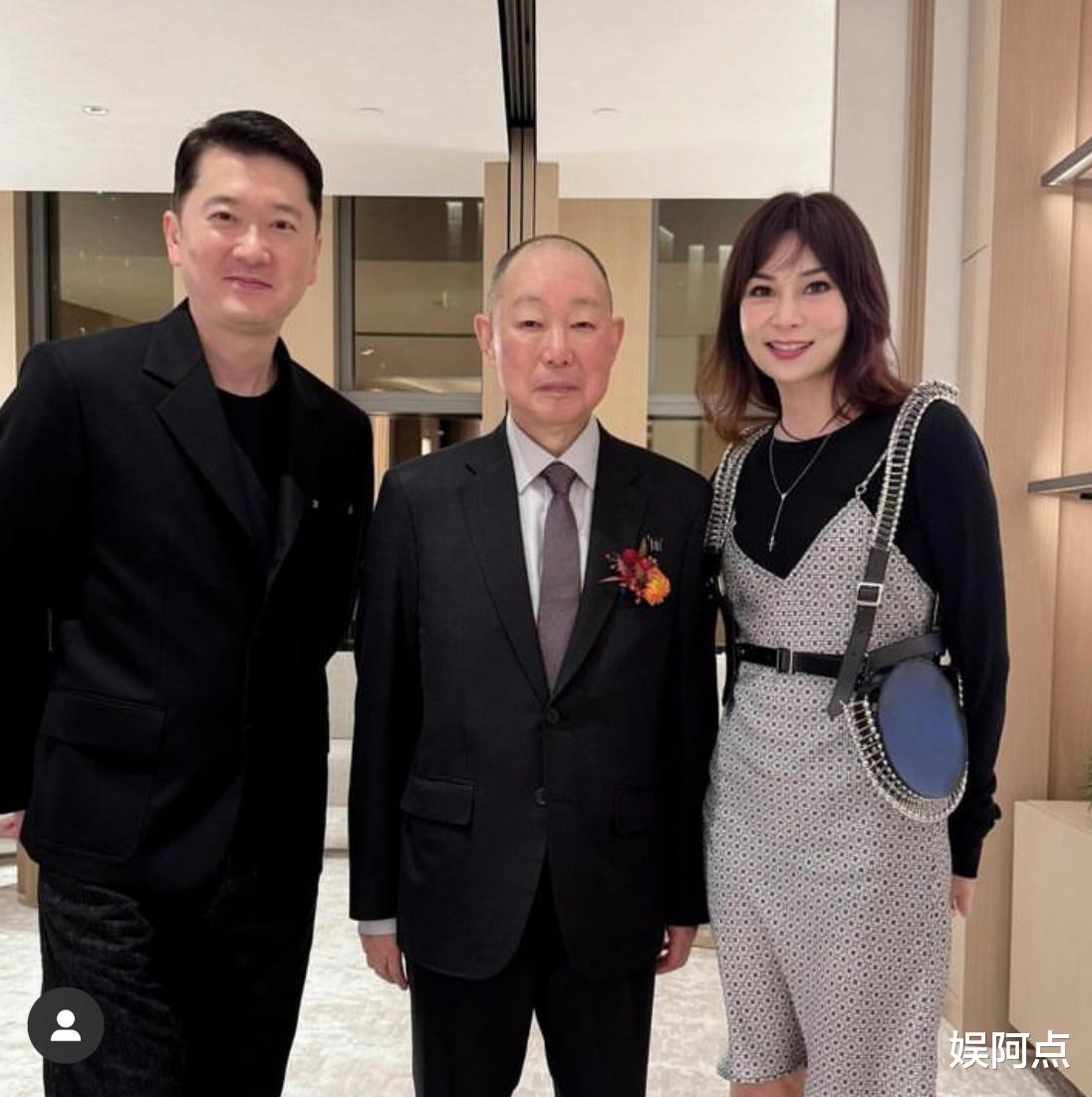 73岁刘銮雄出席活动显年轻,和大佬林建岳搭肩合影!甘比气质不俗