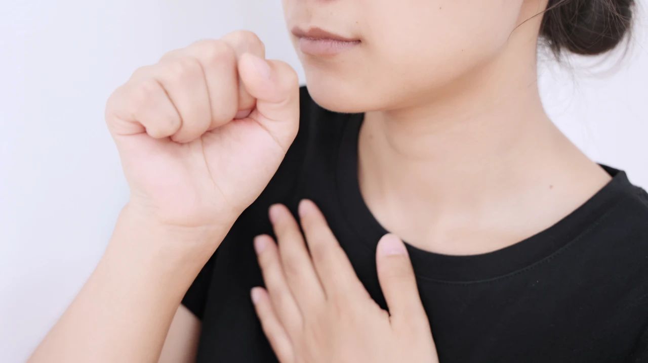 别把喉癌当成咽炎，身体出现这3个表现，建议尽早检查一下