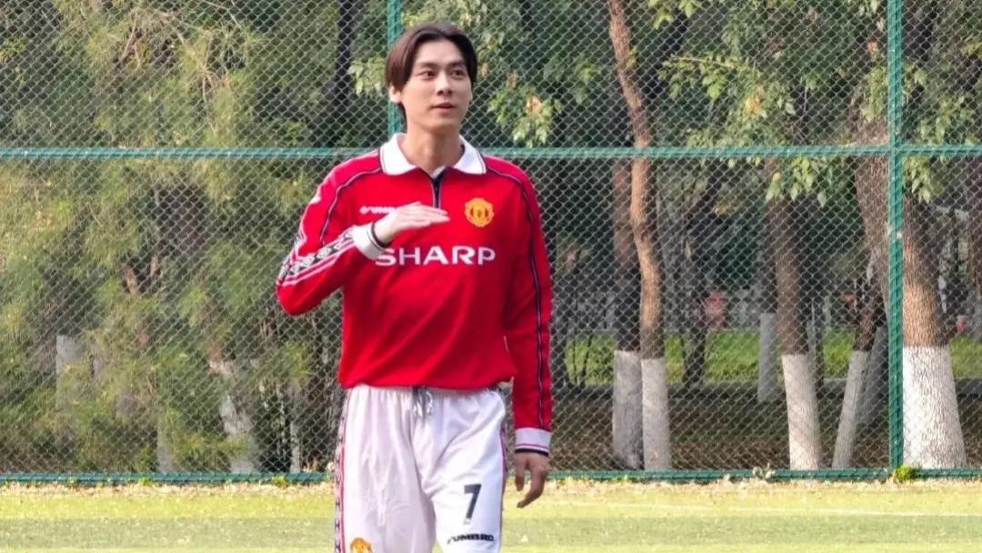 李易峰近照曝光，和友人踢足球，留中分发型露出大脑门，变丑了