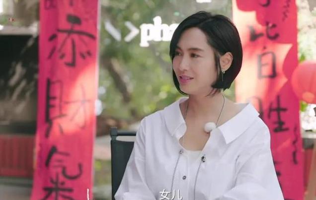 朱茵近照曝光,53岁疑整容撞脸马苏,寒风街头主持赚点小钱不容易