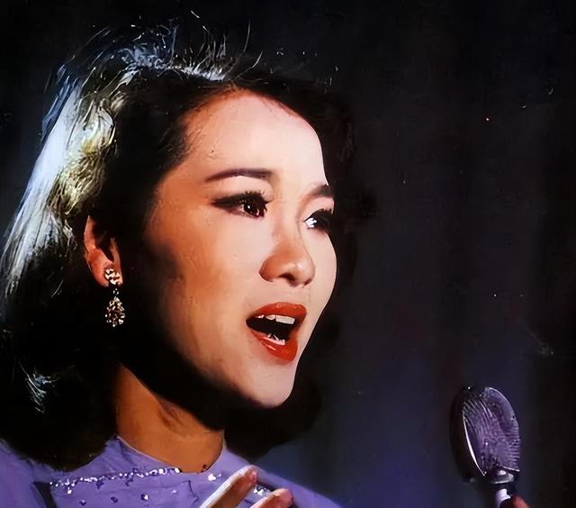 靠登上春晚走红，却热衷效忠美国，如今想回国捞金