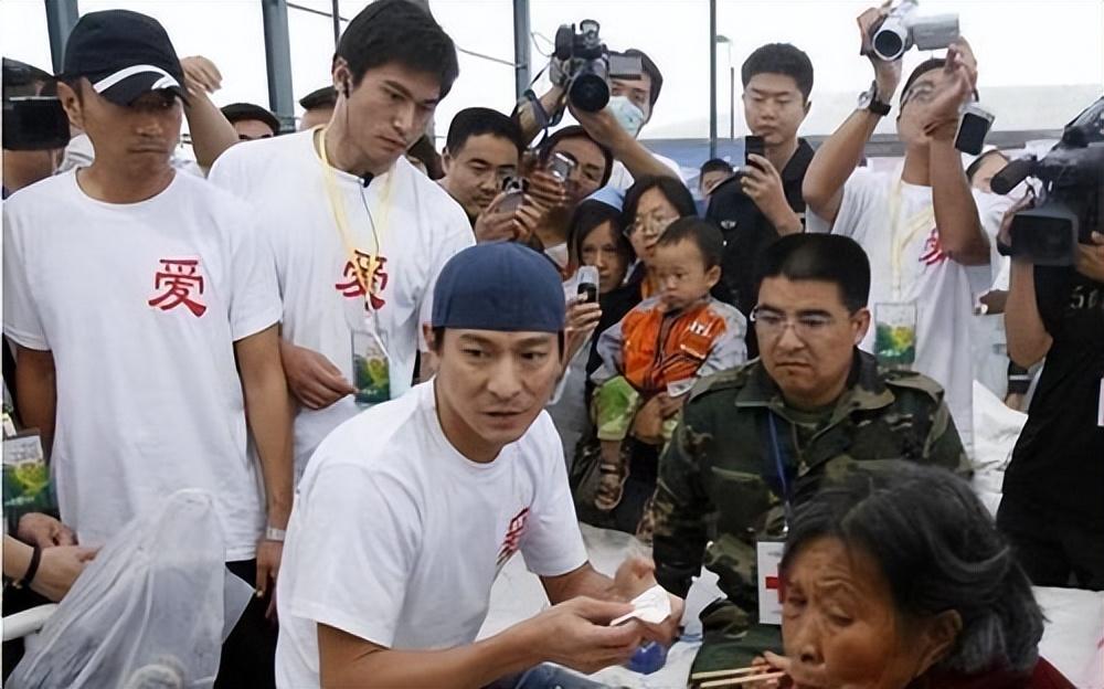 “香港之子”跌落神坛,晚节不保,完美人设居然都是伪装的