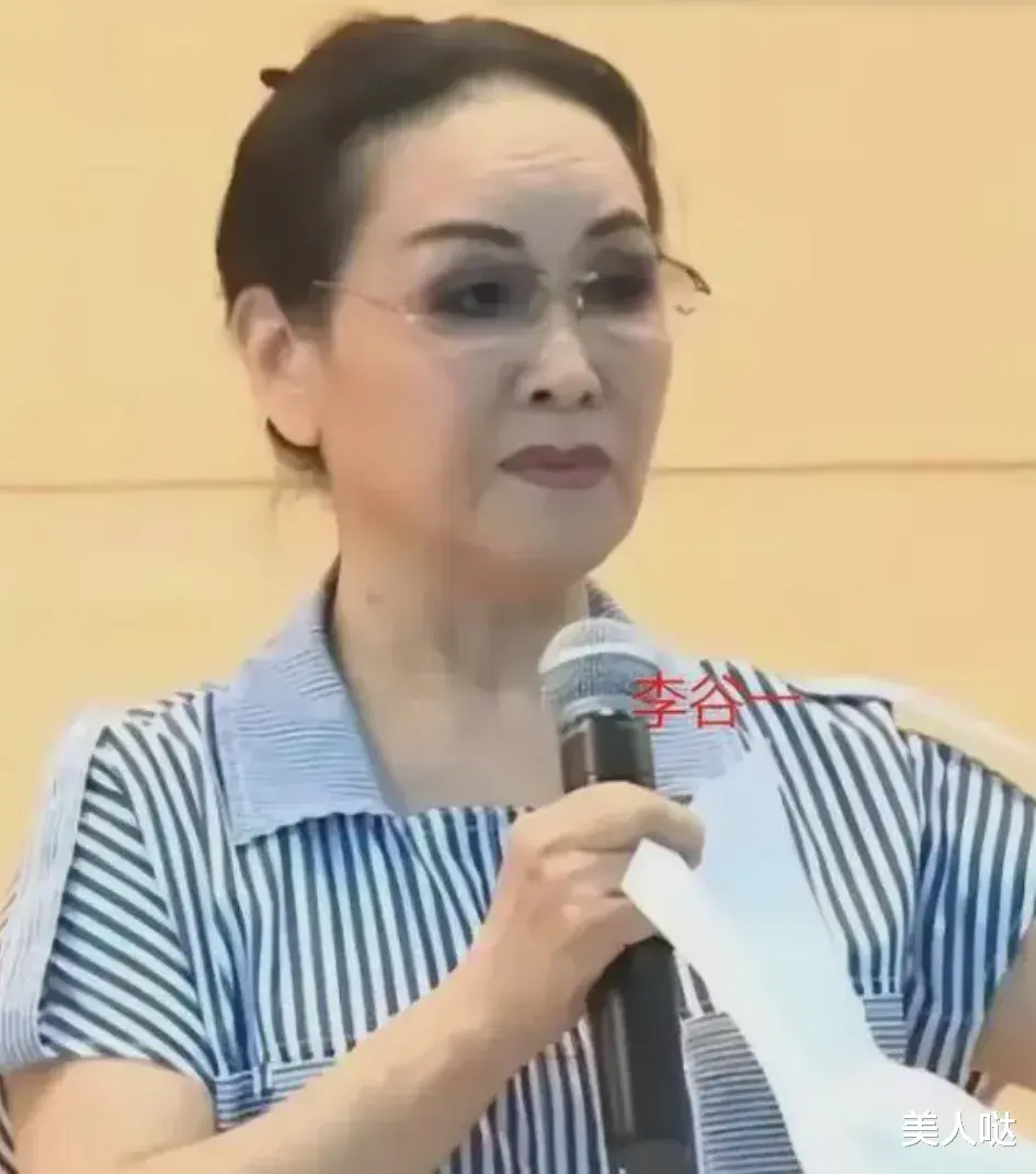 看到80岁李谷一摘掉假发后,才发现:女人不刻意扮嫩,真是越看越舒服