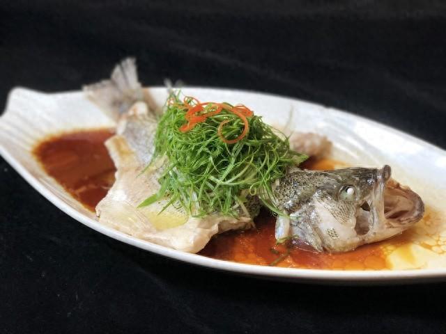 清蒸鲈鱼,鱼鲜肉嫩,老厨师亲授厨艺,原来诀窍有3步,建议收藏
