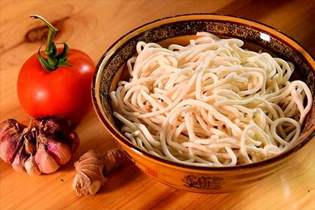 高血压要少吃面条？医生劝告：除了面条，其他几种食物也尽量少吃