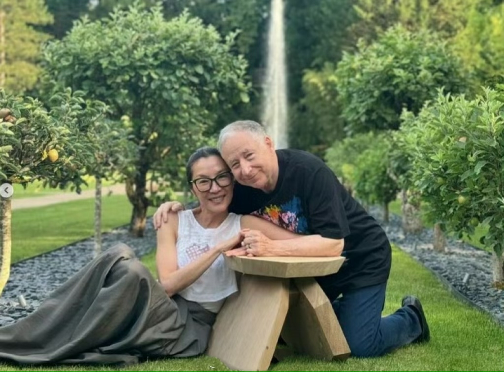 杨紫琼庆祝结婚一周年,晒与老公恩爱合影,78岁让·托德身体硬朗