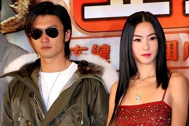 谢霆锋王菲机场合体,男方摸王菲大腿,当众秀恩爱动作亲密自然