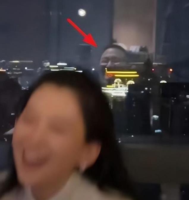 森林北在新疆街头工作，女干部气质显著，身材好，又美又飒