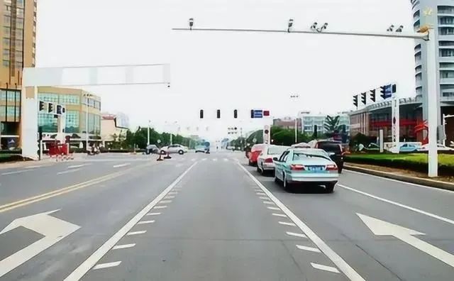 绿灯直行被扣了6分？交警解释：“这是锯齿车道你不知道吗？”