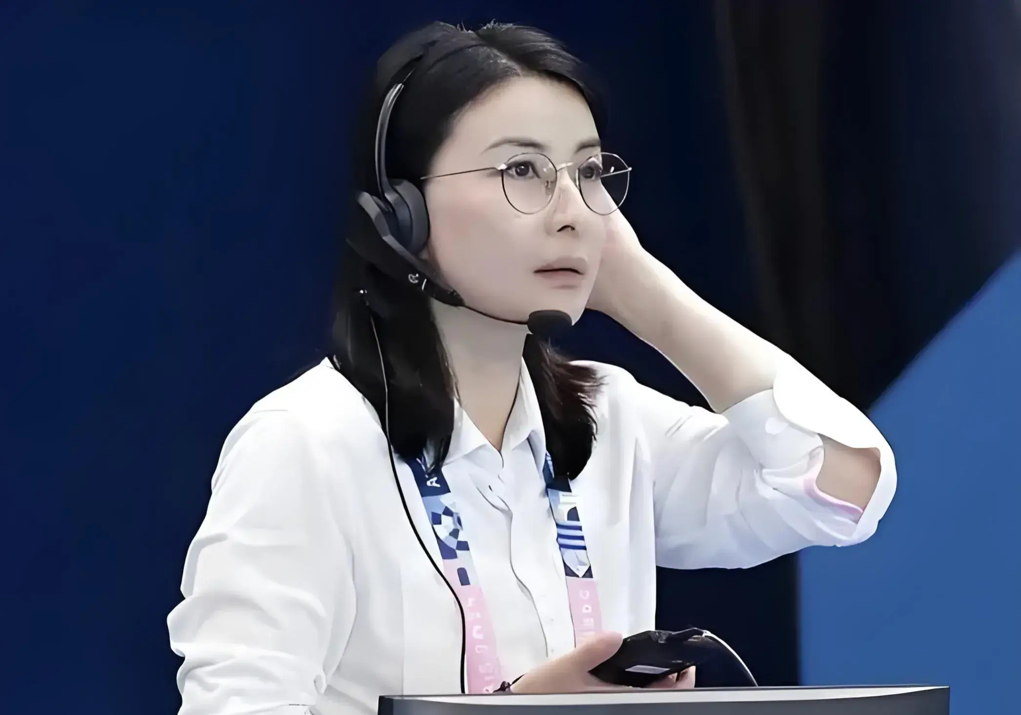 谁说穿衣越暴露越好，看看人家郭晶晶的工作装，多飒