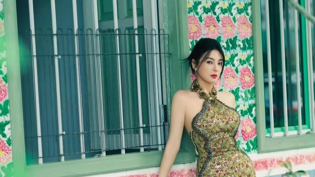 张雨绮身材真敢穿，“花瓶连衣裙”直接穿，小蛮腰太惊艳了