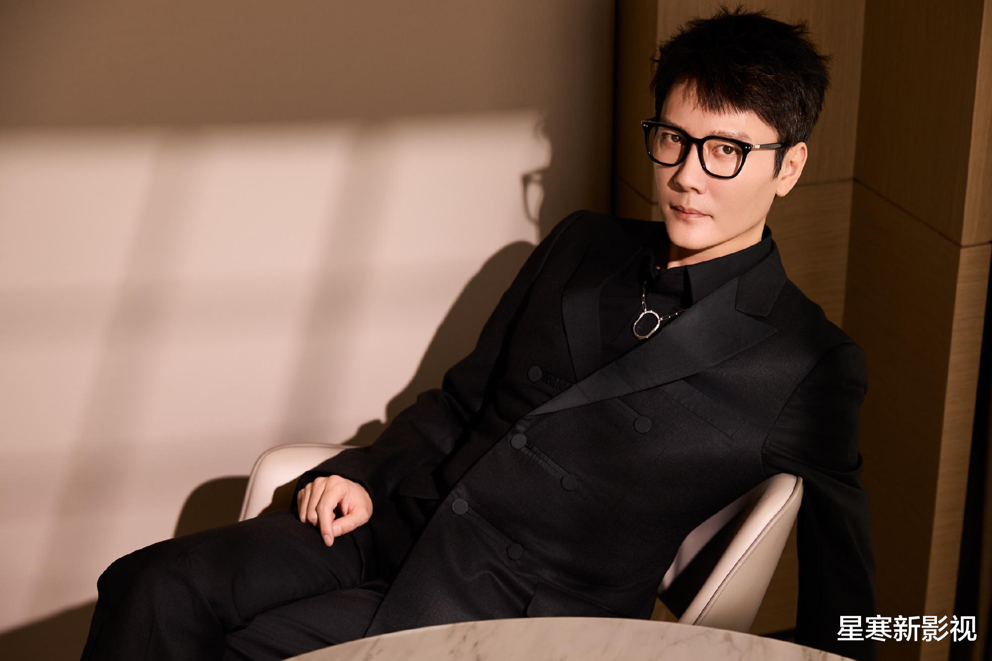 《独身女人》再引热议,唐嫣穿西装太A,和赵又廷同框莫名很搭!